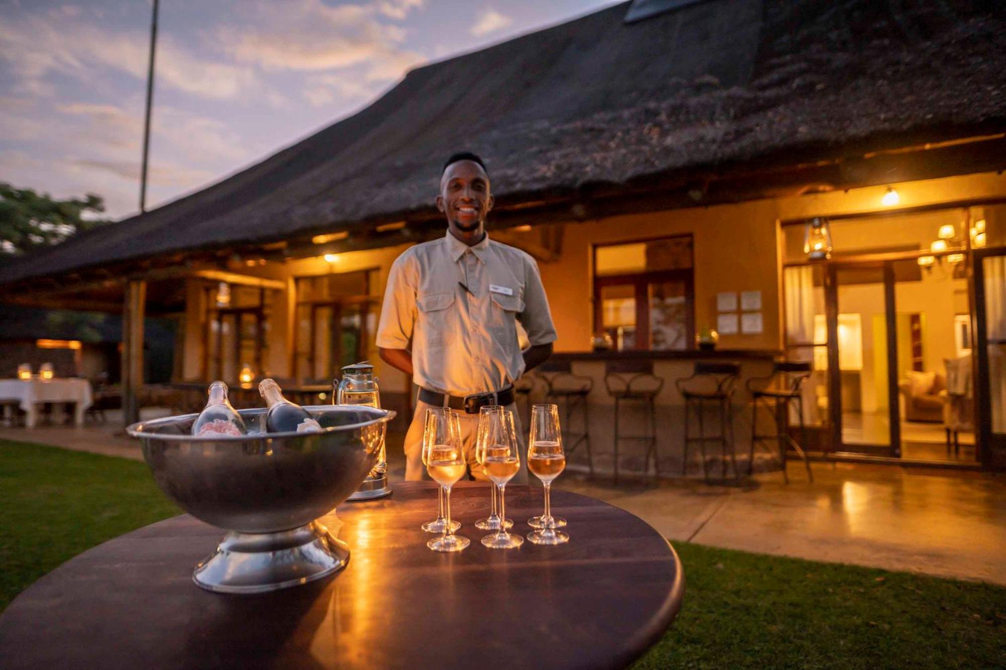 Ekuthuleni Lodge Strand Luaran gambar